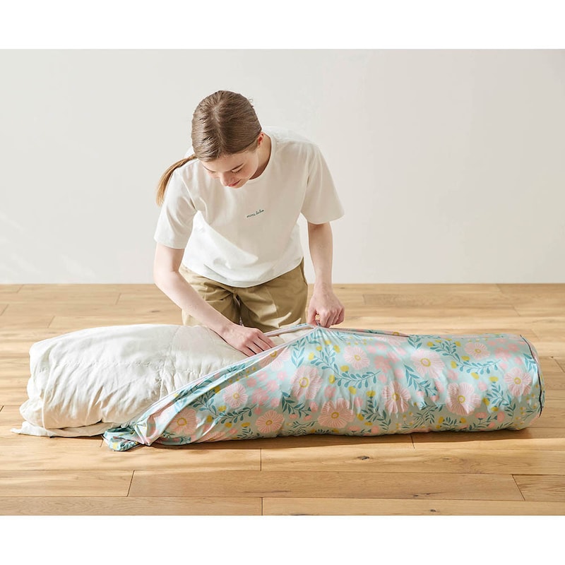 シーズンオフの掛け布団を縦長に丸めて、ファスナーを閉めるだけ