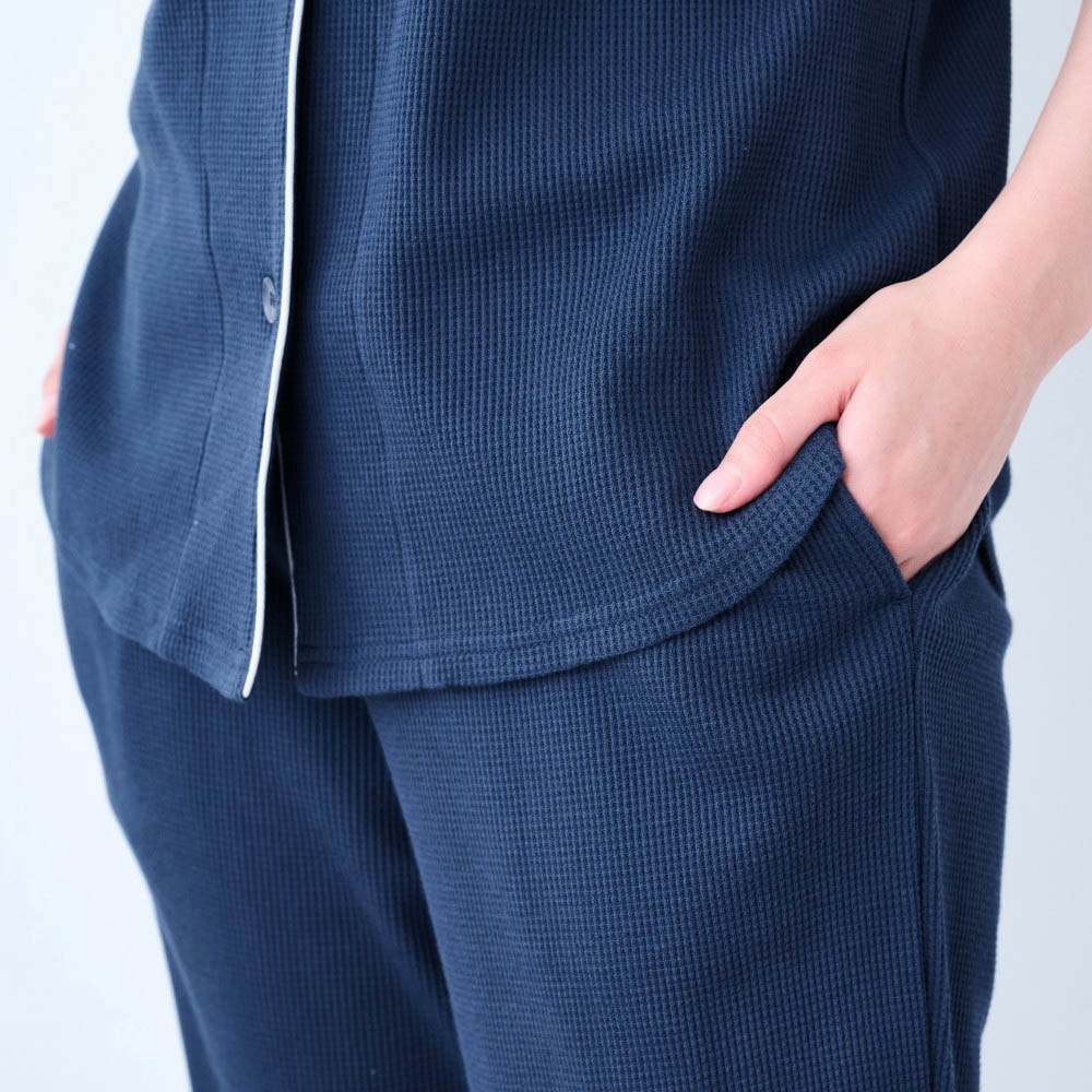 パンツには便利な両サイドポケット付き