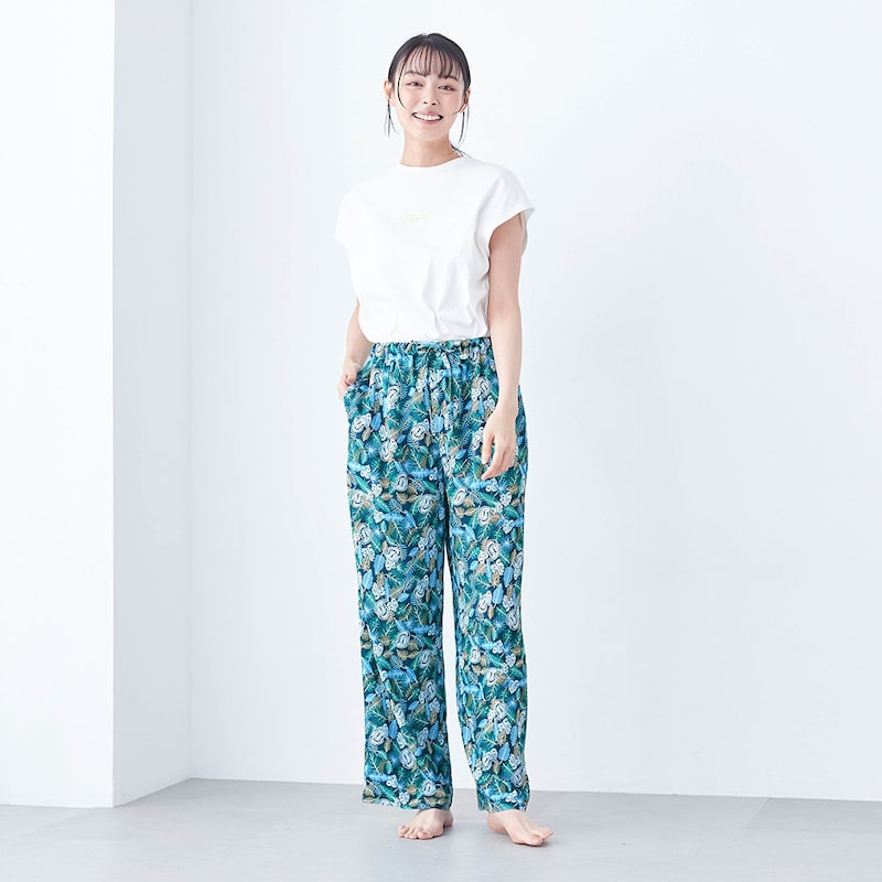 モデル身長165cm／M ※写真は撮影用のため股下+4㎝になります。　ドナルドダック着用