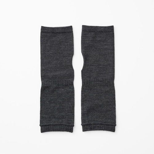 「さらっと素材で、寒さを防ぐ」ウールとシルクの指穴付きアームウォーマー［日本製］