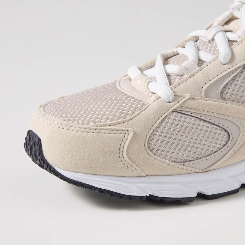 シンプルながらもデザイン性のあるアッパー