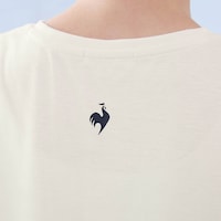 バックにも立体感のあるロゴ入りで上品見え