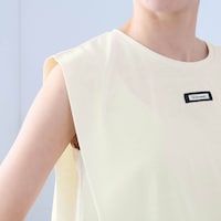 気になる肩まわりをカバーする立体シルエット