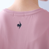 バックにも立体感のあるロゴ入りで上品見え