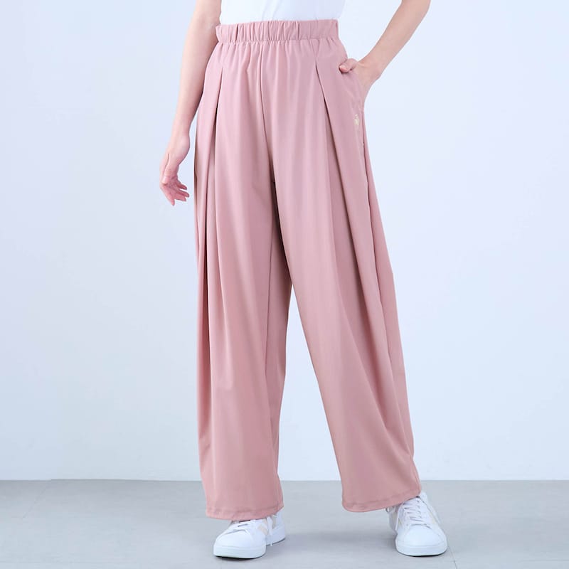 裾を絞らずストレートシルエットも楽しめる