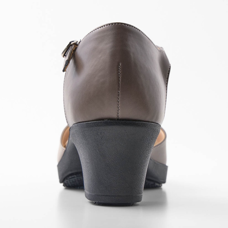 ヒールの高さを感じさせない安定感のある履き心地