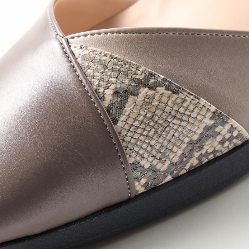 シックな素材切り替えが、さり気なく目を引くデザイン