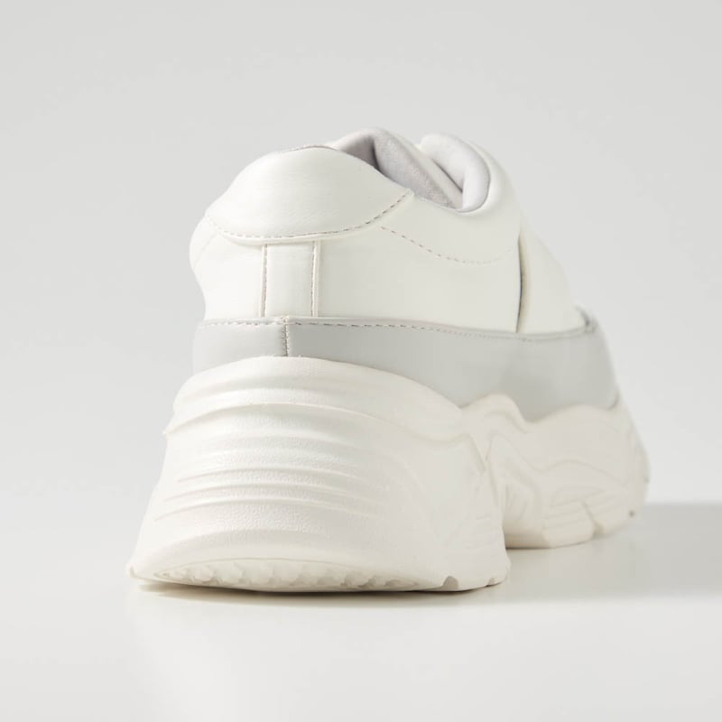 クッション性など機能性を備えつつ、目線が高くなる厚底