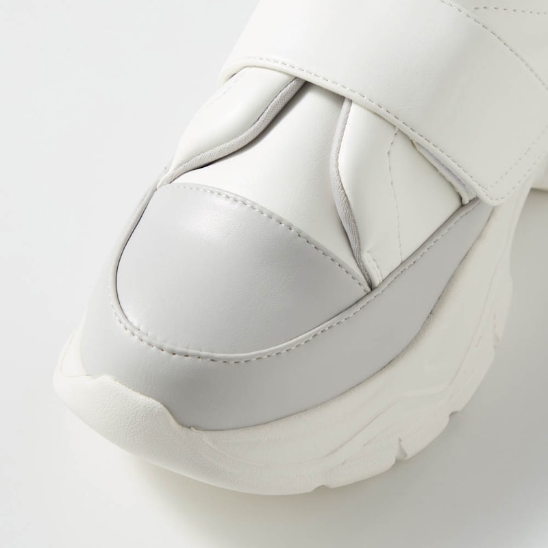 急な小雨や踏まれた際に汚れが目立ちにくい合成皮革