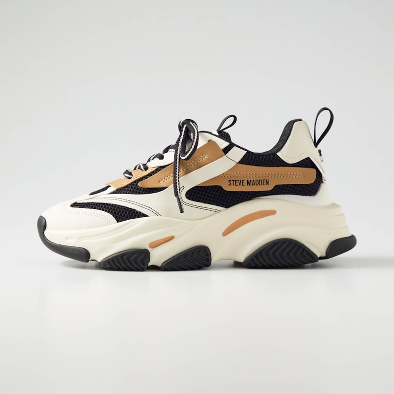 前底が約2cmあるので安定感のある歩行を後押し