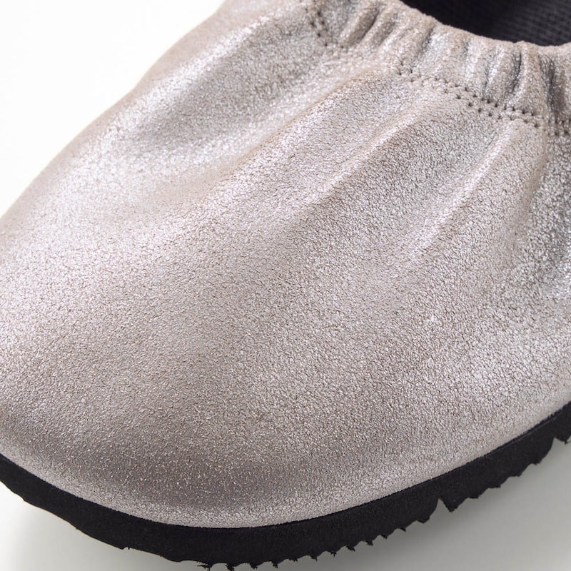 やわらかな羊革で履くほどに足に馴染む