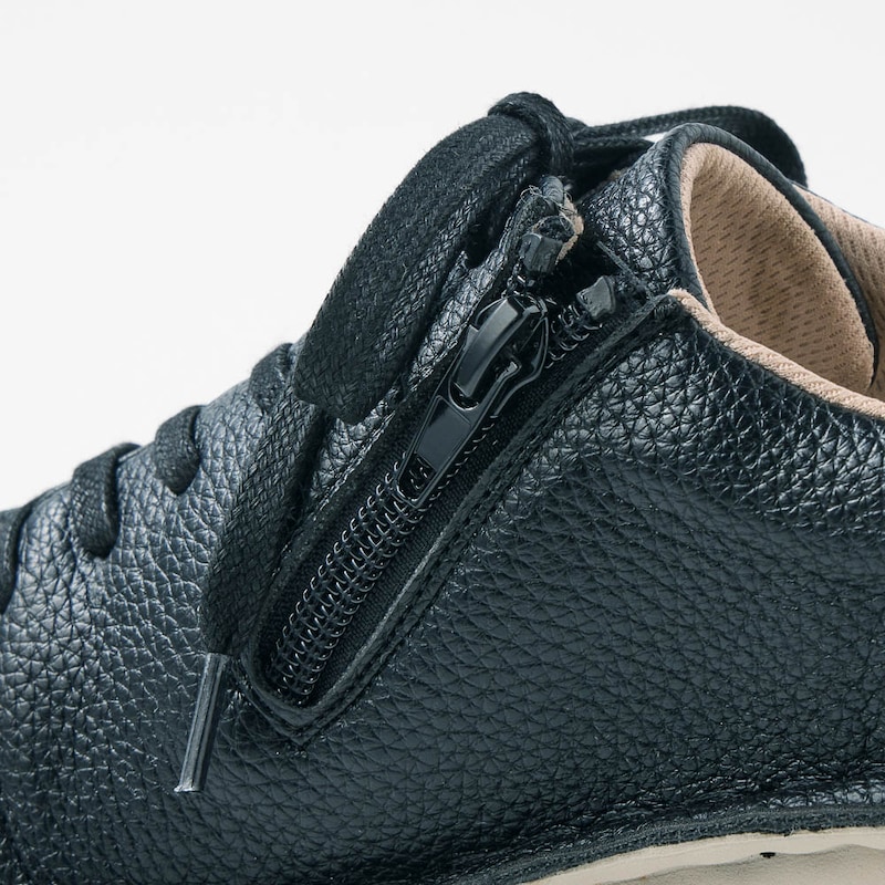 内側ファスナー付きで、ひもを結んだままでも脱ぎ履き簡単