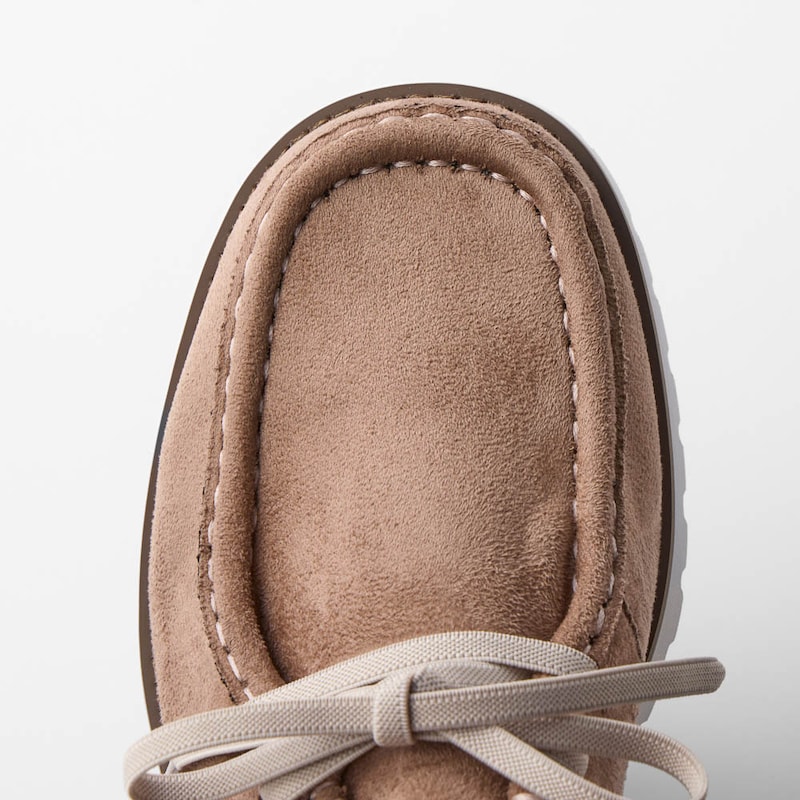 ベージュのみスエード調素材、他3色はスムース素材