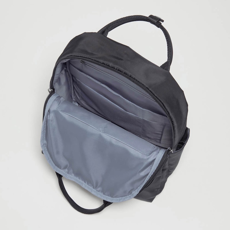 内生地は明るいカラーで荷物を探しやすい