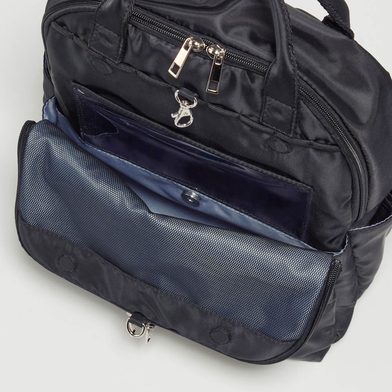 お気に入りの写真やステッカーが入るクリアポケット付き