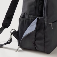 サイドポケットはファスナーを開くと大きいものが収納可能に
