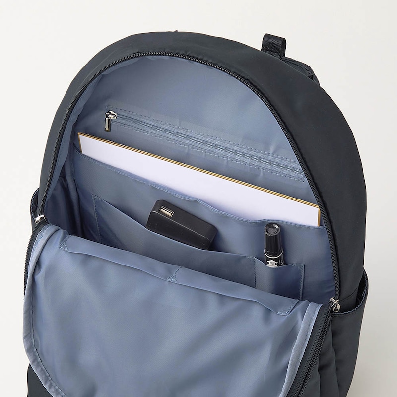 パンフレットや色紙、サインペンもすっきり入る内ポケット