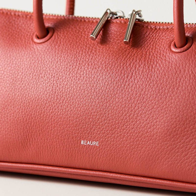 シボのあるやわらかな牛革を使用