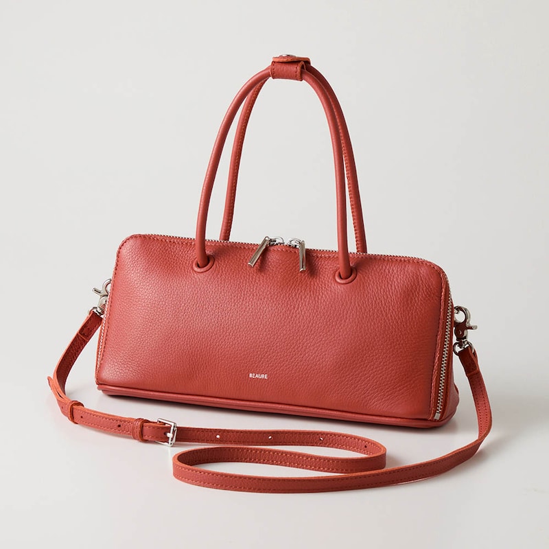 斜め掛けもできるショルダーベルト付き