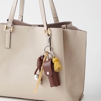 シンプルなバッグに付けると印象度アップ