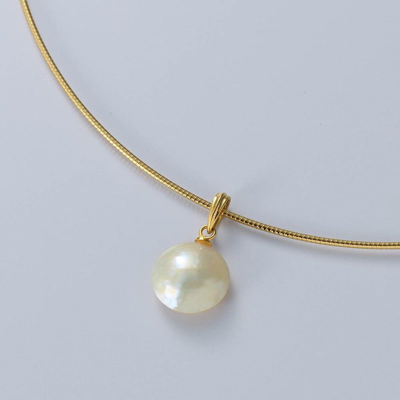 チョーカーはマベ真珠のペンダントトップ付き