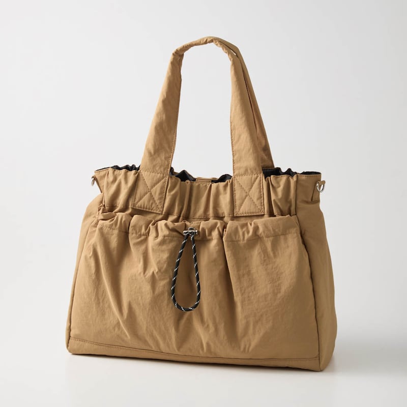 前面のドロストポケットがデザインポイント