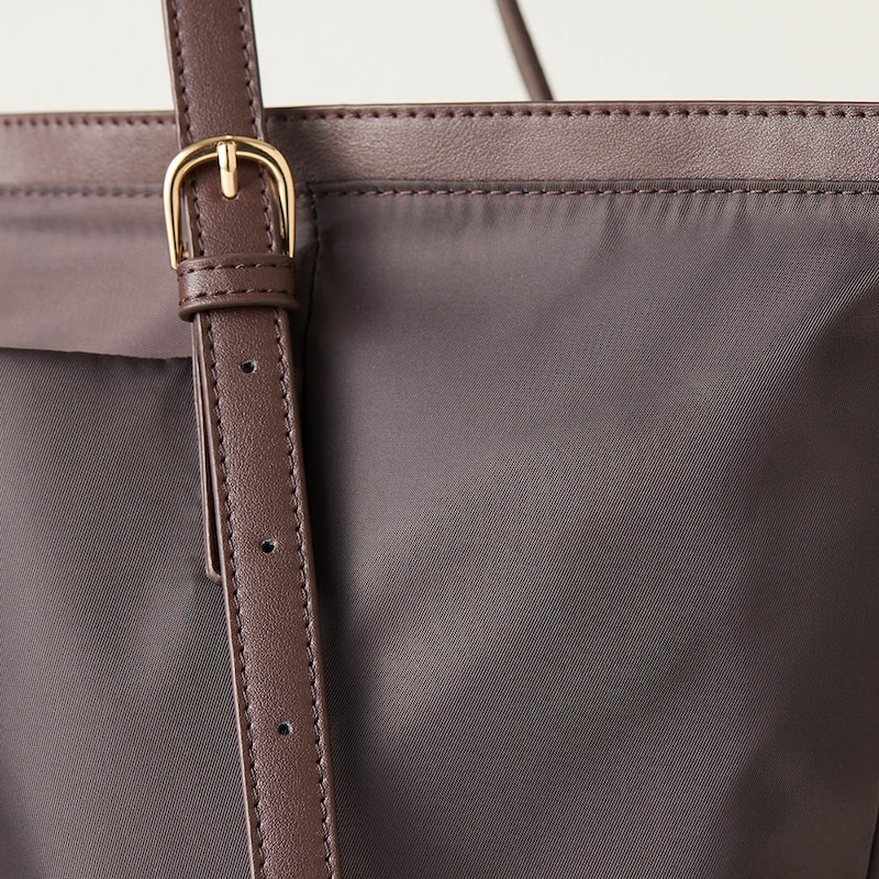 ナイロン素材×合成皮革で軽い持ち心地