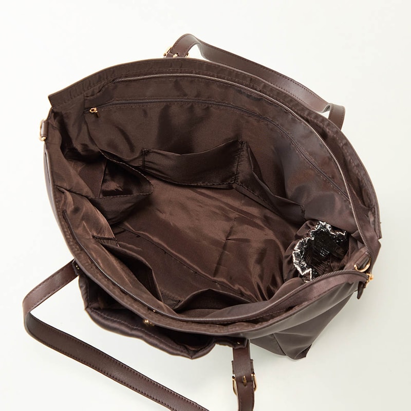 中には飲み物を入れられるポケット付き