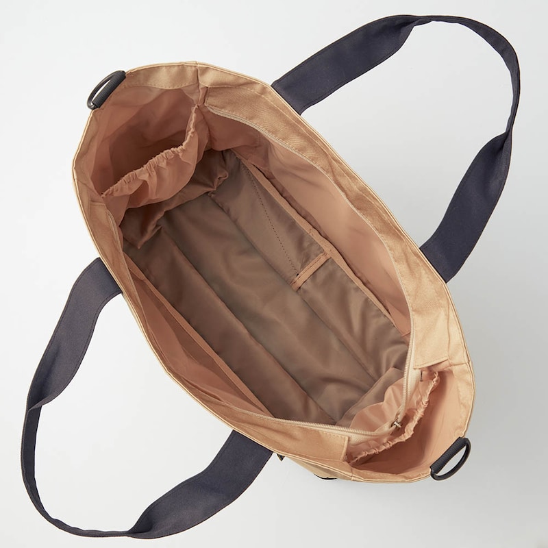 内側にも3つのポケットを完備