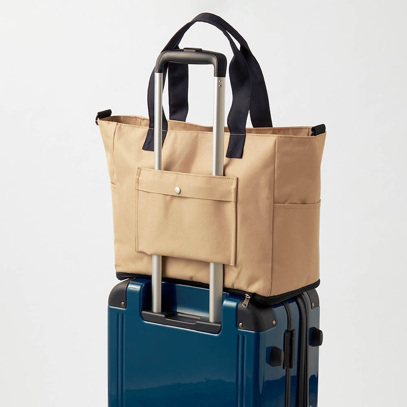 後ろポケットはキャリーバーを通せるスリット付き