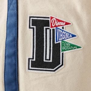 ランダムに縫い付けた刺繍ワッペンがインパクト大