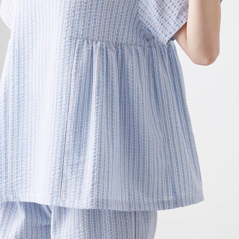 サイドギャザーがお腹まわりをふんわりカバー