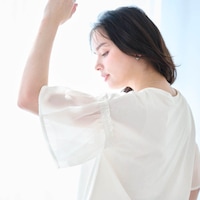 ふわりと揺れる華やかなシフォン袖
