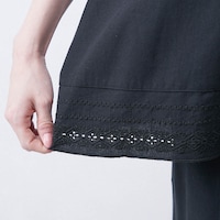 上下それぞれの裾は刺繍レースデザイン