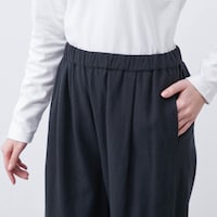 ウエストは総ゴム仕様でらくちん＆両脇には便利なポケット付き