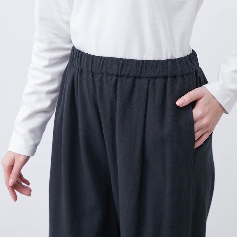 ウエストは総ゴム仕様でらくちん＆両脇には便利なポケット付き