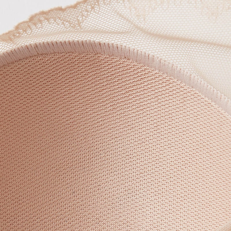 カップ肌側もメッシュ素材だからバストまわりのムレを軽減