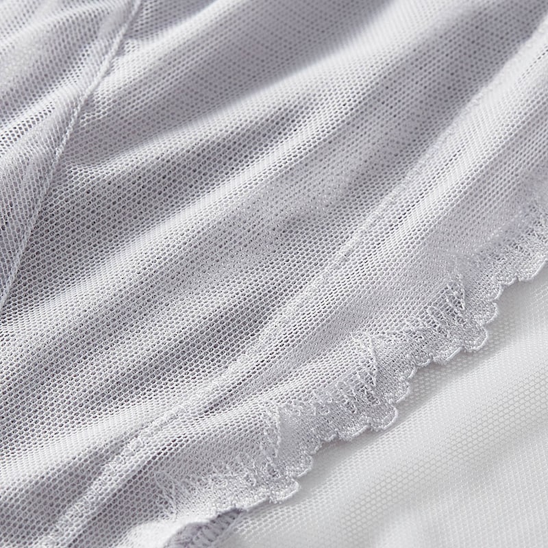 レーヨン混メッシュ素材で締めつけ感を軽減