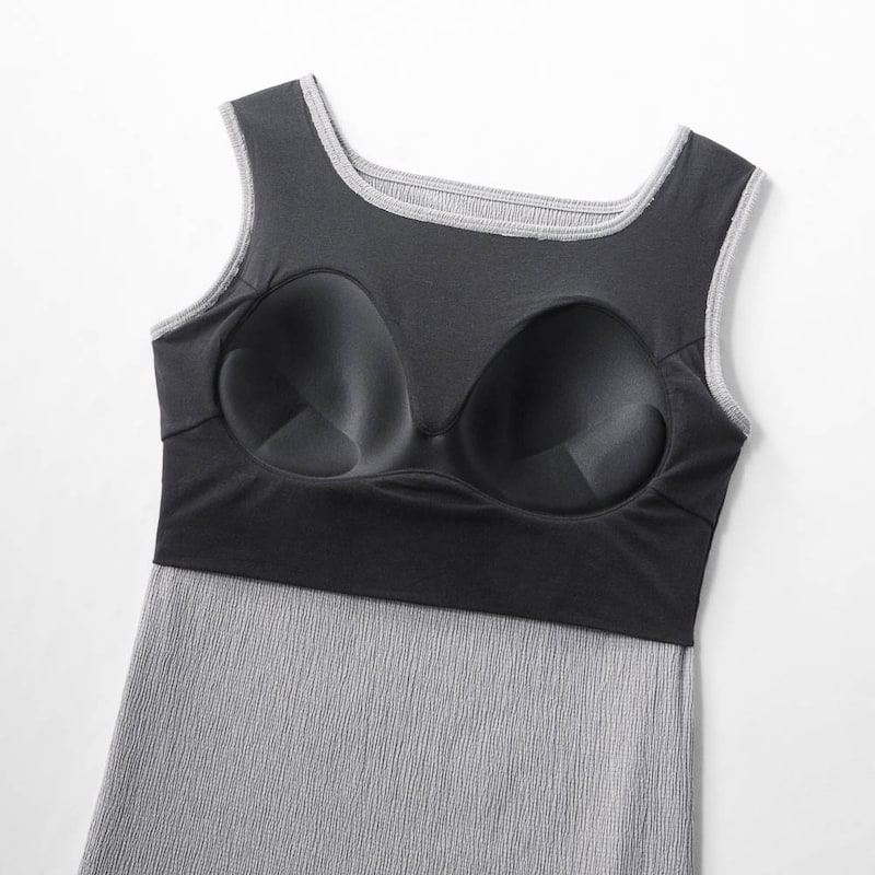 乳間が狭く高さのある左右一体型カップでバストの位置が離れにくく安定（肌側）