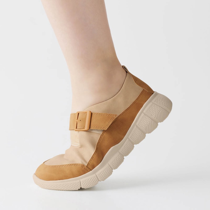 厚底なのに屈曲性がよく歩きやすい