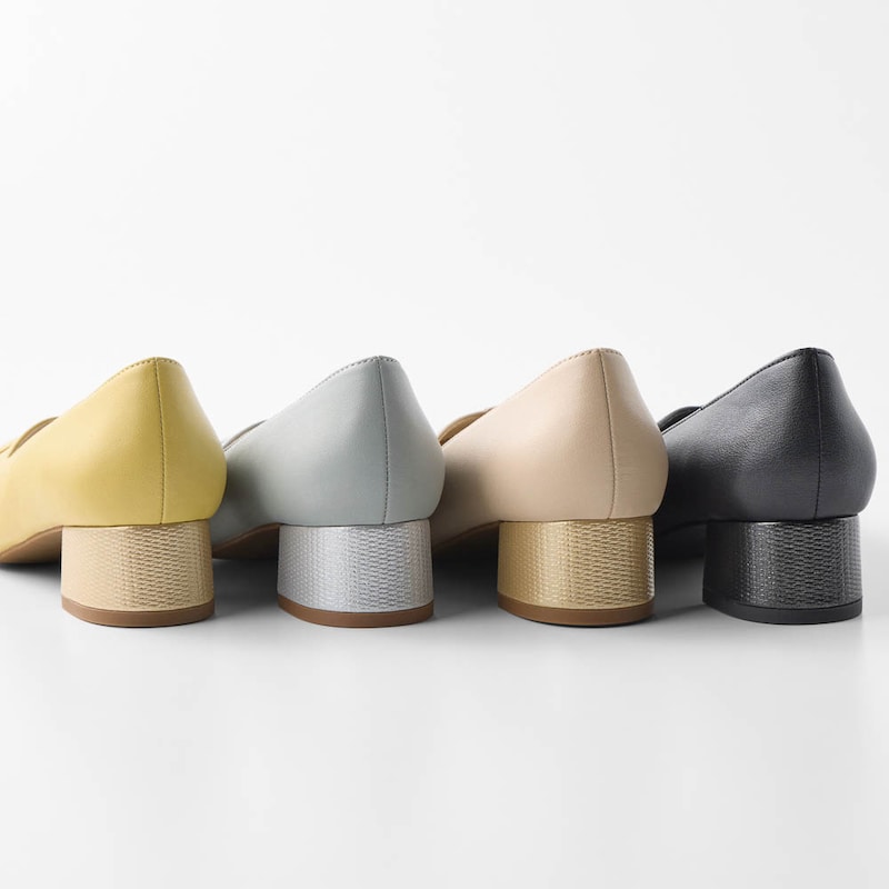 上品にきらめくメタリック素材のヒール巻き