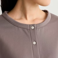 ハリ感のあるツルッとしたダンボール素材でカジュアルになりすぎない
