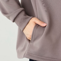 スマホなどをさっと入れられる便利な両サイドポケット付き