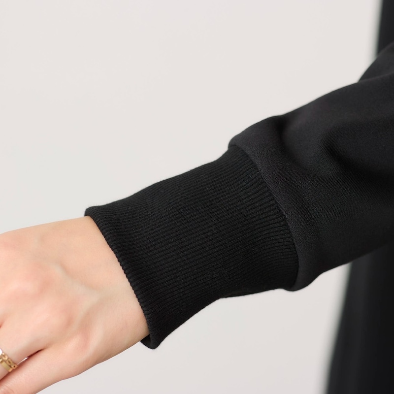 袖口リブで手首をすっきり見せ、作業するときも邪魔にならない