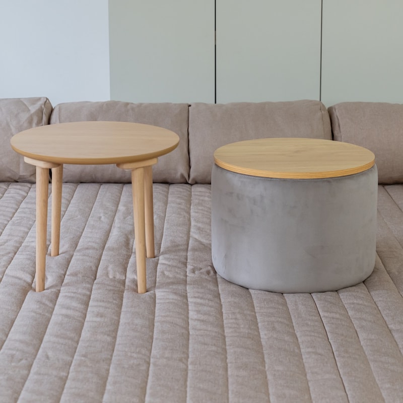 円形が安定感があり、物を置いても倒れにくい構造です。（※左のテーブルは参考商品）