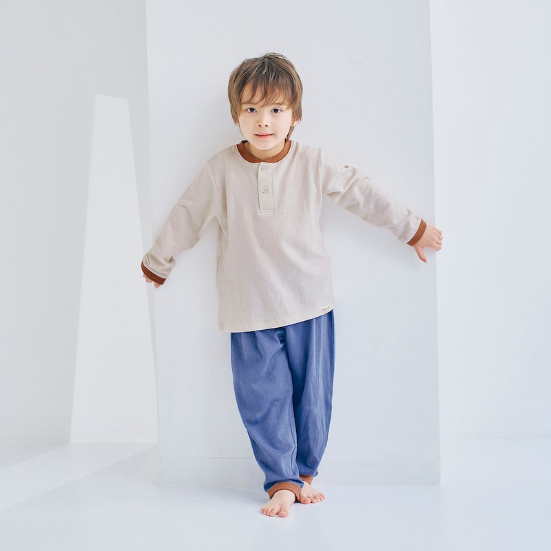 サンドベージュ／モデル身長107cm・110サイズ着用