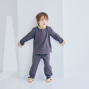 チャコール／モデル身長107cm・110サイズ着用