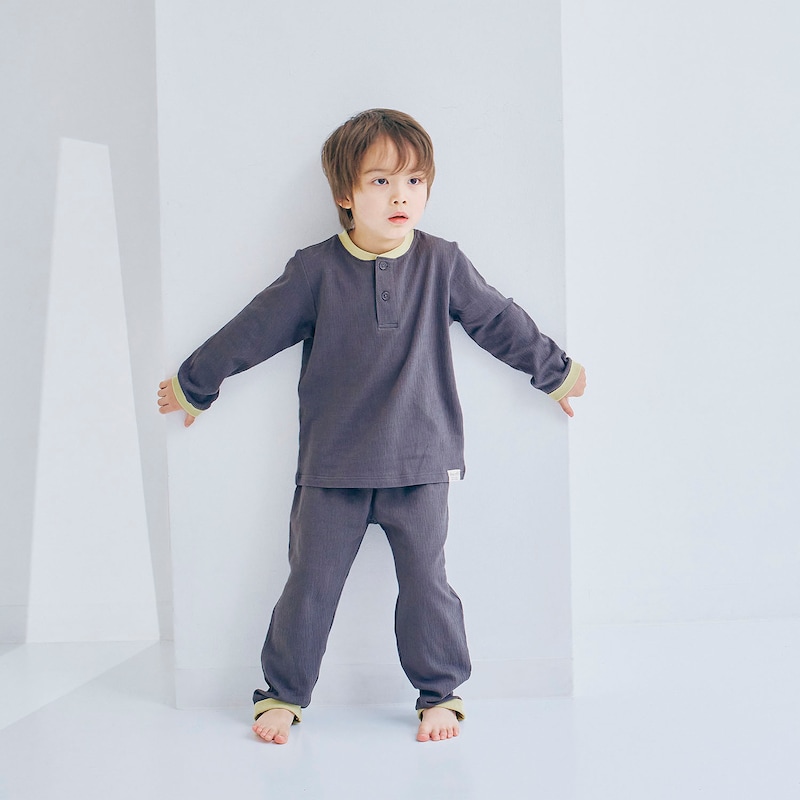 チャコール／モデル身長107cm・110サイズ着用