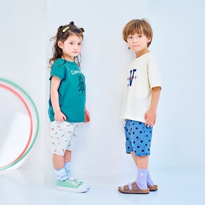 左）102cm・110サイズ、右）108cm・110サイズ（右トップスは120サイズ）