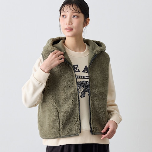 もこもこで暖かそうなフード付きボアベスト